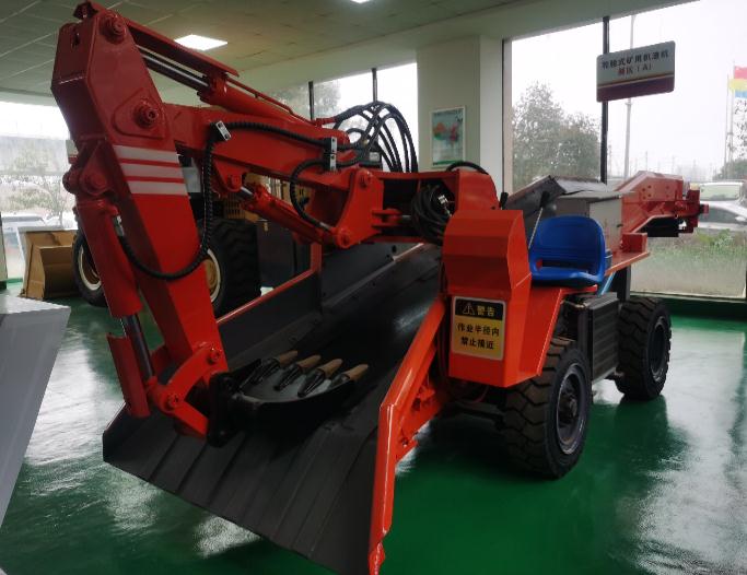 跟著帥龍機(jī)電一起看看輪式扒渣機(jī)設(shè)備的功能和用途！