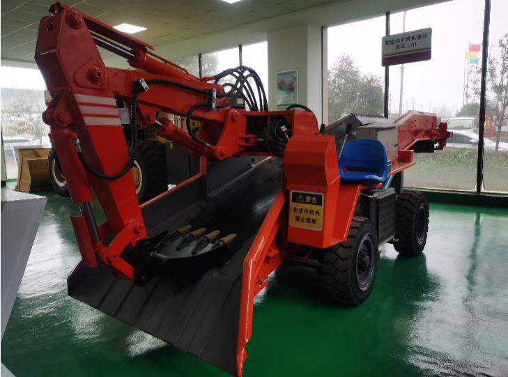 輪式扒渣機(jī)應(yīng)設(shè)立保養(yǎng)制度，使扒渣機(jī)得到應(yīng)有的呵護(hù)