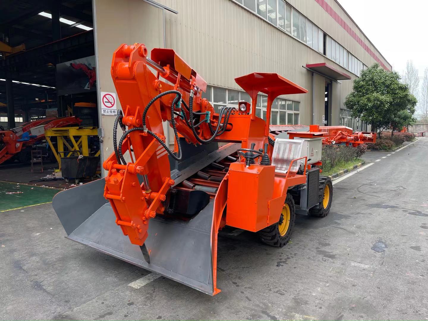 履帶扒渣機(jī)和輪式扒渣機(jī)，誰的優(yōu)勢更勝一籌？